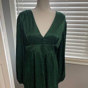Beautiful green dress perfect for holiday parties!